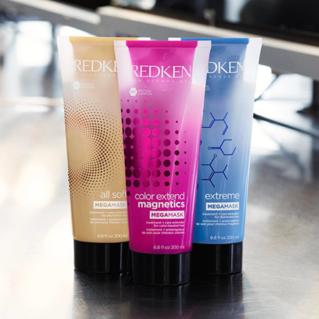 Redken All Soft Mega Mask, Color Extend Magnetics Mega Mask ja Extreme Mega Mask vierekkäin tiskillä.