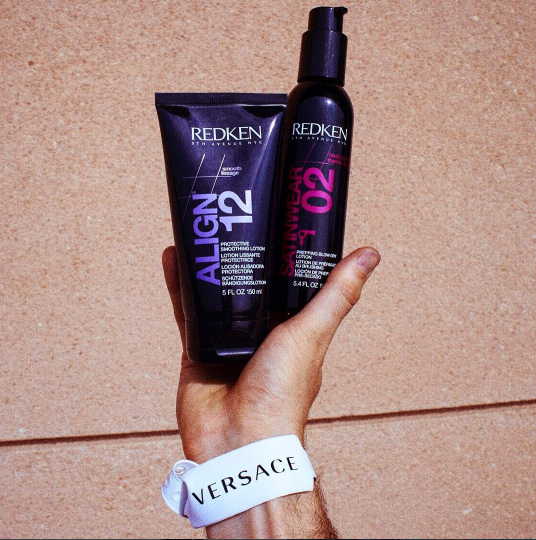 Redken Align 12 ja Satinwear 02 kädessä