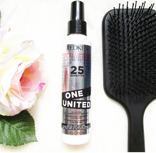 Redken One United Leave In Conditioner sekä lapioharja ja ruusunkukka